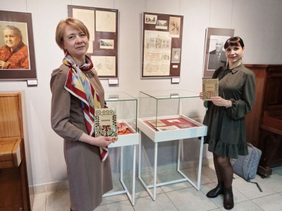 Работнікі БДАМЛМ павіншавалі Літаратурны музей Максіма Багдановіча з 45-годдзем