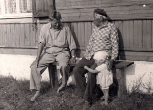 Міхась Лынькоў з унучкай і Максімам Танкам. Нарач, 1960-я гг.