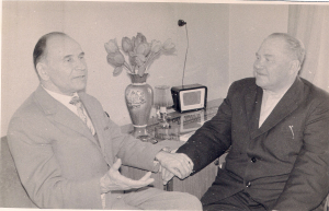 М. Забэйда-Суміцкі з паэтам М. Машарам. Мінск, травень 1963 г.