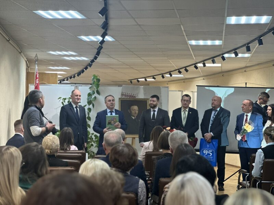 БГАМЛИ поздравил институт литературоведения имени Янки Купалы с 95-летием