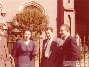 Перад царквой у Брукліне (злева направа): Янка Жытка,  Галіна Ганчарэнка, Вітаўт Кіпель, Янка Запруднік. 1957 г.