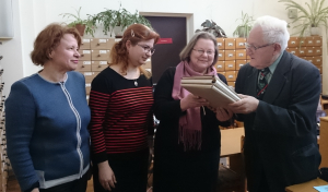 Літаратуразнаўца, гісторык А.Мальдзіс перадае дакументы са свайго асабістага архіва на захаванне ў БДАМЛМ. 2017 г.