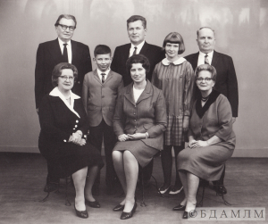 Сем’і Кіпеляў і Савёнкаў. Сядзяць (злева направа): Апалонія Савёнак, Зора Кіпель, Марыя Кіпель; стаяць (злева направа): Лявон Савёнак, Юрка, Вітаўт, Алеся і Яўхім Кіпелі. 1960-я гг.