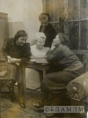 А.А. Паслядовіч з сяброўкамі. [1940-я гг.]