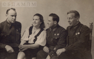 Злева направа: Кандрат Крапіва, Ларыса Александроўская,  Мікалай Баканаў (расійскі ваенны журналіст), Міхась Лынькоў. Масква, 24 мая 1942 г.