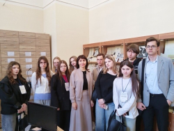 В.В.Бируля с юными посетителями БГАМЛИ
