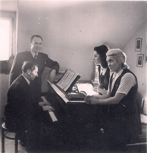 М. Забэйда-Суміцкі ў час рэпетыцыі. 4.04.1943