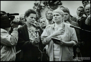 В.М.Коўтун каля помніка на магіле Л.Геніюш. 1994 г. Зэльва