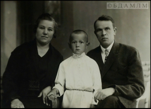 К.Крапіва з жонкай і сынам Барысам. 1928. Ф. 407. Воп. 1. Адз. зах. 230. Л. 1