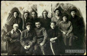 Я.Садоўскі з удзельнікамі літаратурнай суполкі “Звенья”. 1927