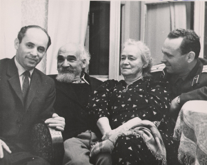 І.І. Салавейчык з жонкай і вучнямі. [1965 г.]