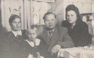 Паэт М.А. Машара з жонкай і дочкамі. 1953 г.