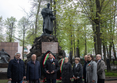 Ускладанне кветак да помніка Невядомага салдата на Ваенных могілках
