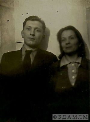 Вітаўт Кіпель з маці Марыяй Зубкоўскай. Берлін, 1944 г.