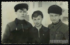 Генадзь Бураўкін (справа) у 10-м класе СШ № 1 г. Полацка. Люты 1954 г.