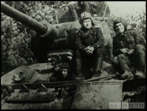 І.П.Мележ з танкістамі пад час работы над раманам “Мінскі напрамак”. 1950 г.