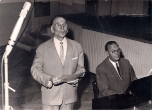 М. Забэйда-Суміцкі з акампаніятарам у час канцэрта. 1960-я гг.