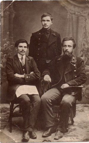 Хведар Чарнышэвіч, Максім Гарэцкі (стаіць) і Лявон Гмырак. 1913 г.