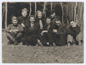 У.С.Караткевіч з І.Паўлавым, А.Харкевічам, Е.Лось, Р.Барадуліным, М.Сіскевічам, Ю.Свіркам, А.Канапелькам пасля нарады ў Каралішчавічах. 1957 г.