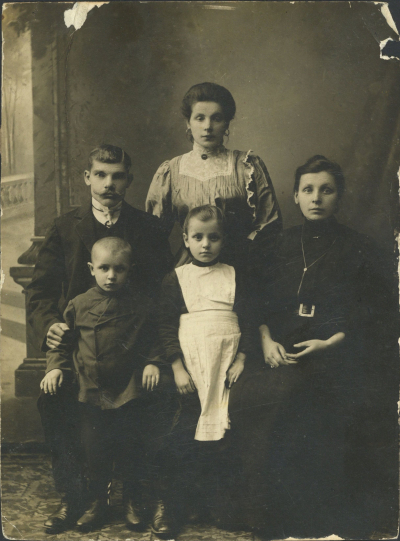 Виртуальная выставка «Семейный фотоальбом» на сайте БГАМЛИ