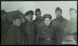 На Калінінскім фронце: П.Панчанка (другі злева), І.Гурскі, А.Кучар, П.Глебка. 1942 г.