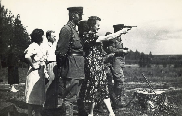 Вайна прайшла скрозь іх сэрцы. Памяць аб Другой сусветнай вайне ў творах беларускіх дзеячаў літаратуры і мастацтва, яе ўдзельнікаў