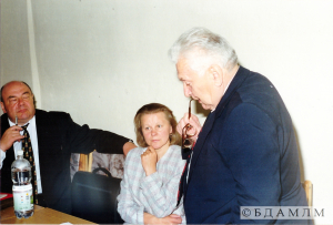 Вітаўт Кіпель выступае ў БДАМЛМ. Побач Ганна Запартыка і Віталь Скалабан. 2000 г.