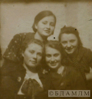 А.А. Паслядовіч з сяброўкамі. [1930-я гг.]