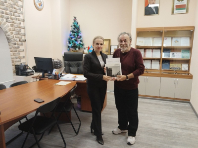 Вадим Качан передал в БГАМЛИ сигнальный экземпляр своего нового фотоальбома “Связь эпох: Беларусь в кадре истории”